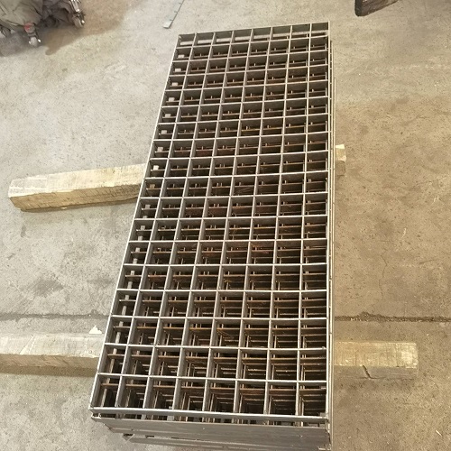 插接鋼格板、互插鋼格柵板：綠色環?？苫厥? /> 
</p>
（一）鋼材來源及可追溯性<br />
優質鋼材選用<br />
<strong><a href=