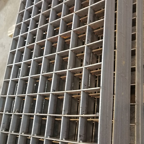 插接鋼格板、互插鋼格柵板：綠色環?？苫厥? /> 
</p>
（一）節能生產工藝<br />
先進的加工設備<br />
在<strong><a href=