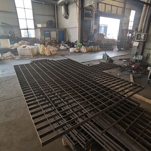 根據需求選擇不同類型的鋼格柵:定制平臺鋼格柵