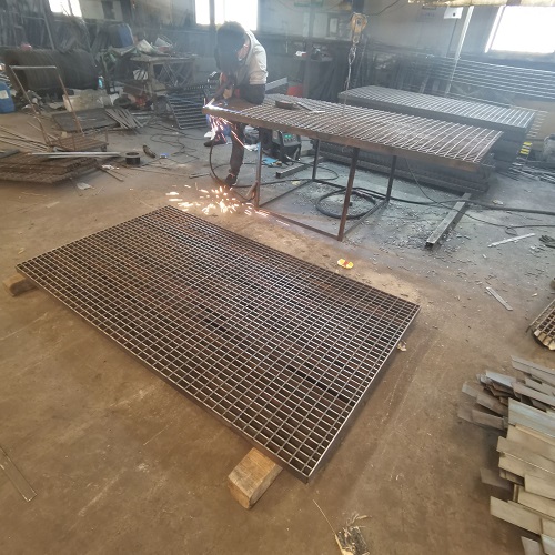 地鐵站臺鋼格板防滑處理：避免雨天事故！