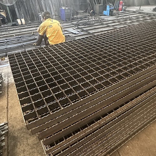 鋼格板現(xiàn)場切割要注意什么細(xì)節(jié)